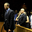 Oscar Pistorius en el juzgado acompañado por sus familiares, entre ellos su padre.