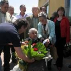 Cecilia San Miguel recibió un ramo de flores y una placa de sus allegados y vecinos del Cueto