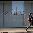 Una mujer camina junto a una tienda de Zara en Pontevedra.