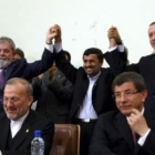 Lula da Silva, Ahmadineyad y Erdogan levantan los brazos en señal de victoria.