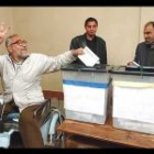 Un discapacitado víctima de la guerra celebra su derecho de voto, en un proceso electoral que Irak vivió entre la alta participación y ataques terroristas.