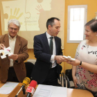 Salgado, Fernando Ruiz y Belén Requejo, en la sede de Asprona con el logo del proyecto.