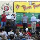 Imagen de la pisada de la uva en la última fiesta de la vendimia en Cacabelos.