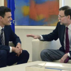 El presidente del Gobierno, Mariano Rajoy, y Pedro Sánchez en la reunión que mantuvieron en la Moncloa el pasado mes de julio.