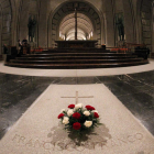 Interior de la basílica del Valle de los Caídos con la tumba de Franco en primer plano. JAVIER LIZÓN