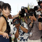 La actriz china Bai Ling posa para los fotógrafos en un Festival de Cine de Cannes.