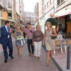 El alcalde y las portavoces de los hosteleros en la calle Alcón.
