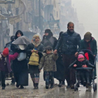 Una familia siria, en las calles de Alepo, el miércoles.