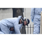 Miembros de la policía forense inspeccionan la Plaza del Parlamento en Londres.