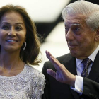 El escritor Mario Vargas Llosa y su pareja, Isabel Preysler, a su llegada a la cena con la que el escritor peruano celebró su 80 cumpleaños.