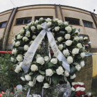 Una corona de flores con la inscripción, "Mamá y Valeria te aman", se ha colocado esta mañana en el altar improvisado ante la nave donde fue hallado el cuerpo sin vida de Diana Quer, en el lugar de Asados, en Rianxo (A Coruña).