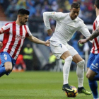 Cristiano Ronaldo controla el balón ante Sergio Álvarez.