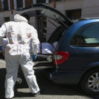 Agentes de la Policía Científica, el pasado 30 de junio, trasladando el cadáver.