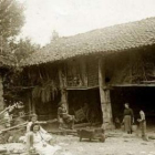 Preciosa casa del valle de Sajambre (Sayambre), con corredor en parte acristalado.