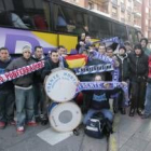 Aficionados de la Ponferradina se preparan antes de emprender un viaje para acompañar a su equipo