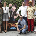 Los actores del nuevo film de animación "Tadeo Jones 2. El secreto del Rey Midas", José Corbacho (d), Michelle Jenner (2i) y Adriana Ugarte (i), junto con los directores Enrique Gato (3 d abajo) y David Alonso (2d), posan con el cartel de la película