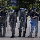 Integrantes del Cuerpo de Policía Nacional Bolivariana (CPNB) vigilan en una calle durante una manifestación de apoyo a un grupo de militares sublevados, el 6 de agosto.