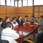 Procuradores y representantes del PP en su visita a los trabajadores encerrados en Enervisa
