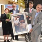 Salustiano Gorgojo no pudo acudir a su homenaje por lo que un familiar recogió su obsequio.