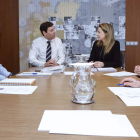 Carlos Fernández Carriedo y Edelmira Barreira, en el centro, durante la reunión de ayer. NACHO GALLEGO