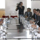 Sebastián, con su equipo de colaboradores, ayer en una reunión de la comisión del carbón.