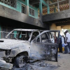 Residentes locales se reúnen en el incendiado Hotel de la Granja, tras el ataque terrorista en Mpeketoni, este lunes.