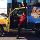 El leonés Carlos Hernández posa con su Fiat Panda. DL