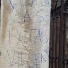 Una de las pintadas aparecidas en la mañana de ayer en la Catedral