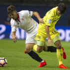 Vietto intenta llevarse el balón ante Trigueros. DOMENECH CASTELLÓ