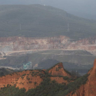 Imagen de la cantera de Catisa en Carucedo, que ocupa unas 63 hectáreas y causa impacto visual desde el mirador de Orellán. ANA F. BARREDO