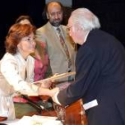 La ministra Carmen Calvo entrega el premio al poeta cordobés Leopoldo de Luis