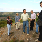 Sánchez-Palencia, junto a investigadores del CSIC en el Castro de Borrenes, en 2008. L. DE LA MATA