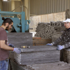 Trabajadores portugueses trabajan con ‘xisto’ una piedra ornamental autóctona. CARLOS GARCÍA