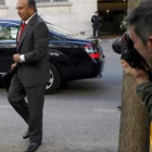 El presidente del Banco Santander, Emilio Botín, a su llegada ayer al Tribunal Supremo.