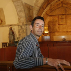 Simón Baratas, guía y guardián de la Iglesia del Rosario, junto a las pinturas góticas que protege. MARCIANO