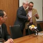 Hermida recibe indicaciones de su jefe de campaña, observado por Benjamín Arias, ayer en el campus