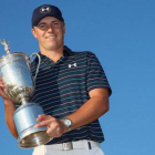 El golfista estadounidense Jordan Spieth, con el trofeo que lo acredita como ganador del Abierto de EEUU.