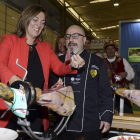 La consejera de Agricultura y Ganadería Milagros Marcos corta una loncha de jamón. NACHO GALLEGO