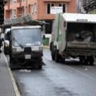 Dos vehículos de limpieza y recogida de basuras, en la calle de la Vía de la Plata, en La Bañeza