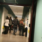 Algunos pacientes esperaban ayer en los pasillos del servicio