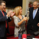 La presidenta de la Diputación, Isabel Carrasco, recibe un regalo de la Casa de León en Sevilla.