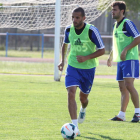 Yuri, en un entrenamiento junto a Robusté, será uno de los integrantes del once titular de la Deportiva frente al Hércules.