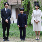 En esta foto de archivo tomada el 8 de abril de 2019, el príncipe Hisahito de Japón y sus padres, el príncipe Akishino y la princesa Kiko posan para fotos en la escuela secundaria de la Universidad de Ochanomizu antes de asistir a la ceremonia de ingreso