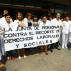 Los miembros de la junta de personal sostuvieron ayer un cartel reivindicativo.