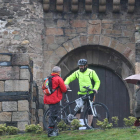 Peregrinos a la entrada del castillo de Ponferrada