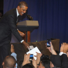 Barack Obama saluda al público durante un discurso en Los Ángeles, el lunes.