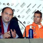 Roldán Rodríguez, a la derecha, junto con el director del equipo Spyker