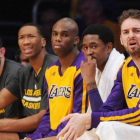 El banquillo desesperado de los Lakers, con Gasol, a la derecha.