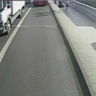 Captura del vídeo del momento en el que el corredor empuja a la mujer a la carretera.