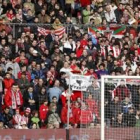 Aficionados del Athletic muestran pancartas en el minuto de silencio